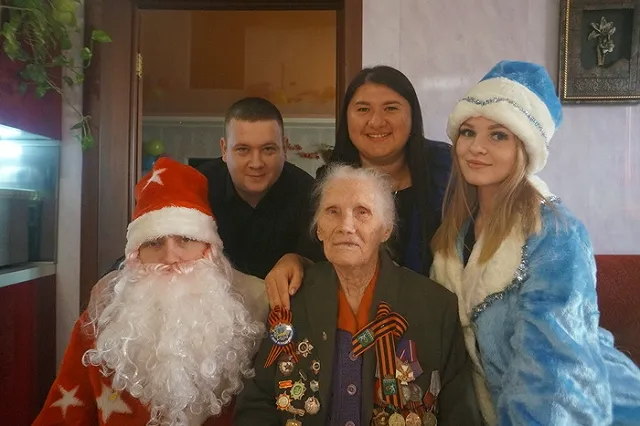 Снайпера ВОВ — ветерана МВД, которую знает президент, посетил Дед Мороз и Снегурочка