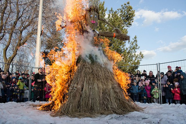 В Подмосковье мужчина с дочерью погибли во время празднования Масленицы