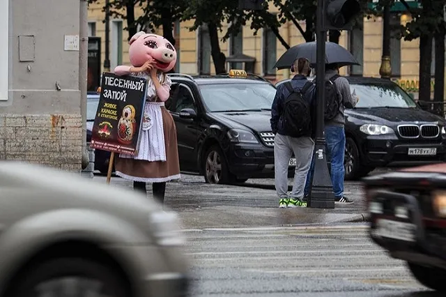 Беглов на Новый год разрешил открыться в Петербурге уличным кафе