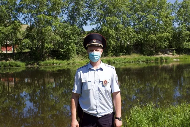 В Свердловской области полицейский вместе со стажером спасли двух детей