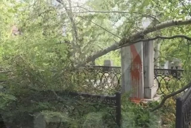 В Екатеринбурге неизвестные осквернили могилу убийцы царя