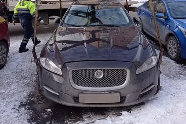 Свердловчанин накопил долгов на 26 млн рублей и спрятал машину от приставов