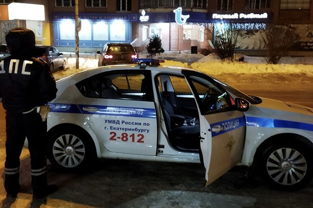 Водитель задержан в Екатеринбуге при попытке дачи взятки сотрудникам ДПС