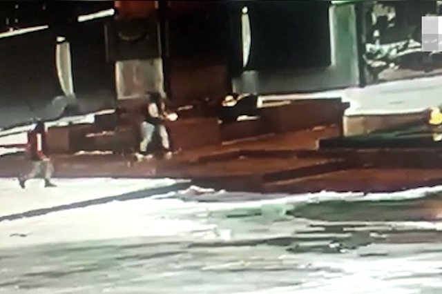 Возбуждено уголовное дело: в Екатеринбурге подростки забросали снегом вечный огонь