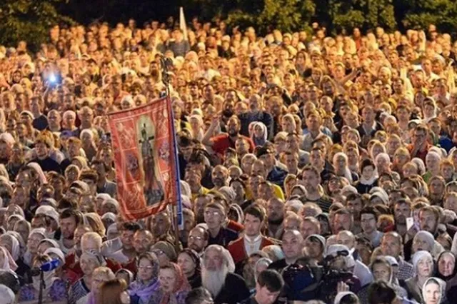Екатеринбурженка упала в обморок перед началом крестного хода