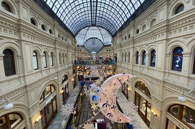 Мужчина упал со второго этажа в «ГУМе», пытаясь сделать селфи на перилах