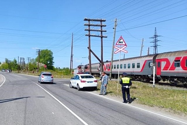 В Свердловской области поезд протаранил лесовоз