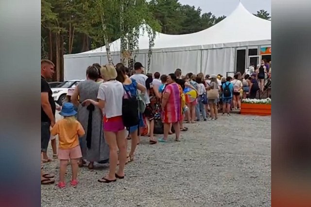 Утро начинается не с кофе: екатеринбуржцы готовы стоять в огромных очередях к воде