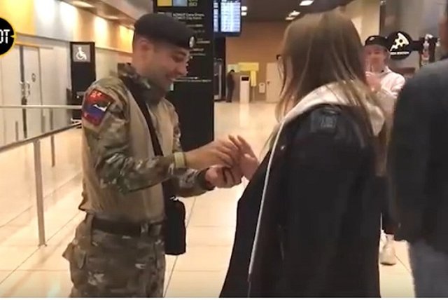 Доброволец, прибыв в отпуск с СВО, сделал девушке предложение прямо в Кольцово