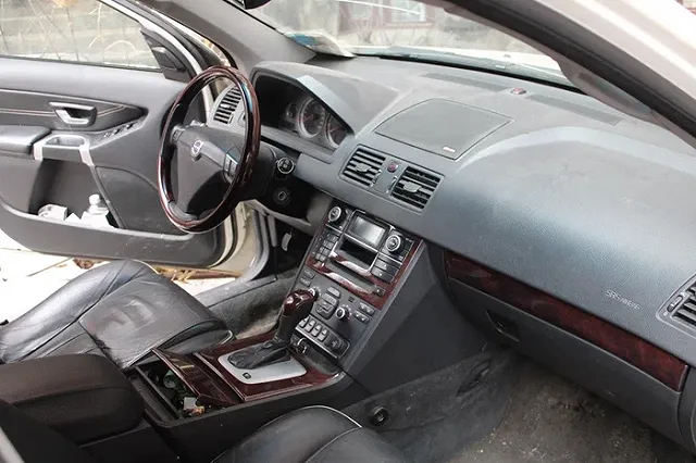 В Екатеринбурге приставы изъяли у должника по налогам Volvo ХС90 (ФОТО)