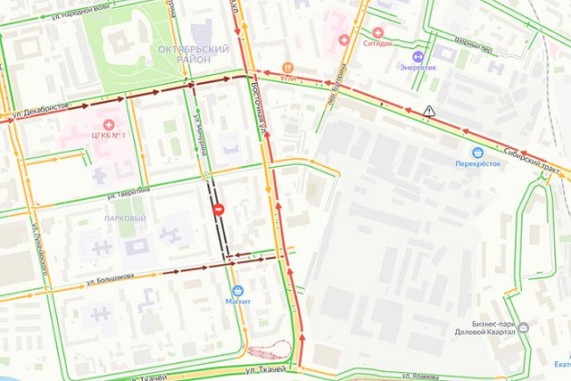 Екатеринбуржцы встали в глухую пробку в центре города