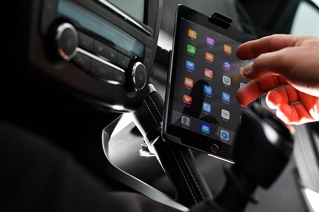 Ведущий RuTV украл у таксиста планшет и убежал в лес