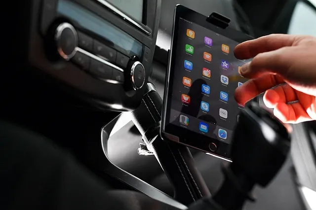 Ведущий RuTV украл у таксиста планшет и убежал в лес