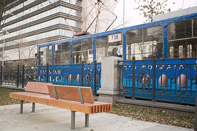 На аллее проспекта Ленина поставили скамейки «лицом» к чугунному забору