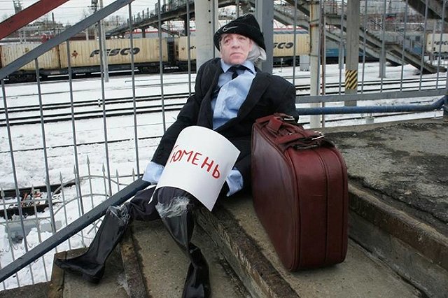 Екатеринбуржцы привезли Куйвашева на вокзал и отправили его в Тюмень