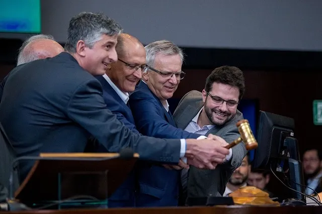 Во Франции продали украшенную бриллиантами авторучку из коллекции Путина