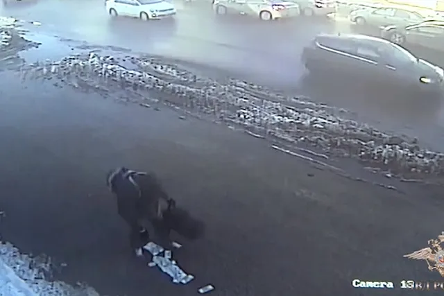 В Тамбове прохожие не «купились» на пачки денег, потерянные грабителем по дороге