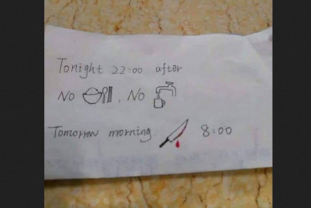 Пугающая записка от медсестры пациенту привела в восторг пользователей сети