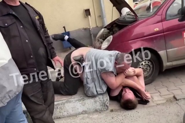 Пьяный екатеринбуржец набросился на курьера, повалив его на асфальт
