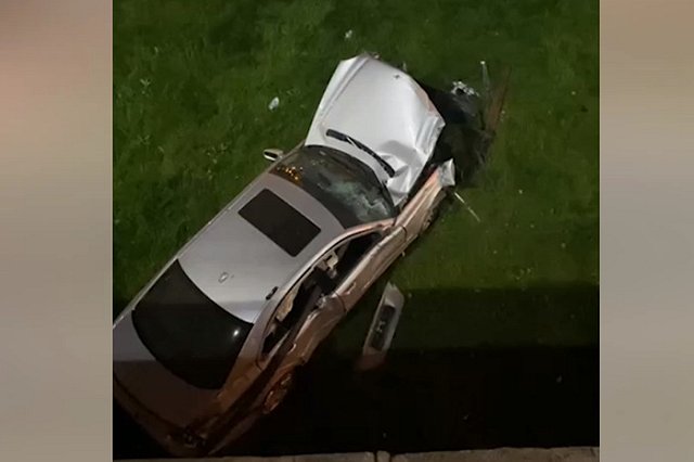 В Екатеринбурге Mercedes улетел с моста на Плотинку