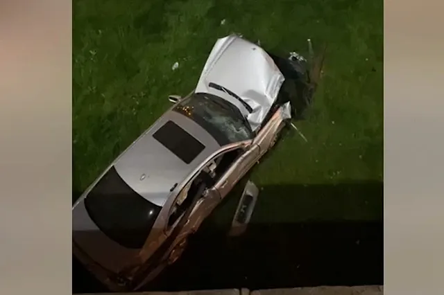 В Екатеринбурге Mercedes улетел с моста на Плотинку