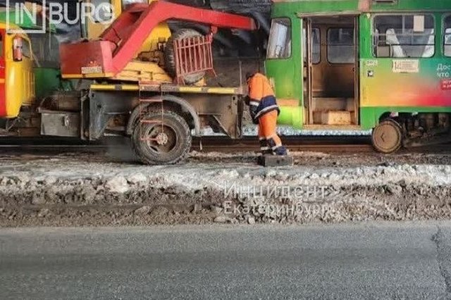 На Ботанике трамвай сошёл с рельсов