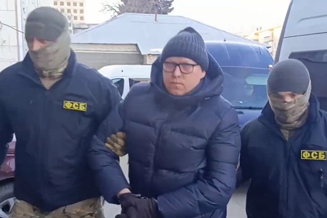 Подозревают в растрате: силовики задержали ещё одного уральского министра