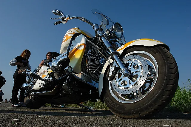 Мотоциклистов без шлема теперь будут штрафовать автоматически