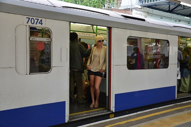 Оскорбившую полных людей рекламу о «пляжном теле» уберут из метро