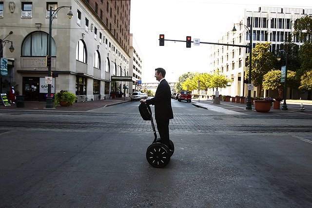 На Филиппинах священник провел мессу, катаясь по церкви на гироскутере