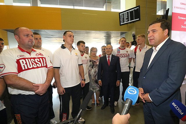 В Екатеринбурге проводили в Рио волейбольную сборную паралимпийцев