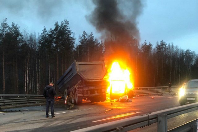 Восемь человек сгорели заживо в страшном ДТП в Петербурге