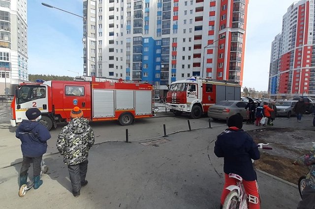 Пожарные вывели из горящей многоэтажки в Академическом 37 человек