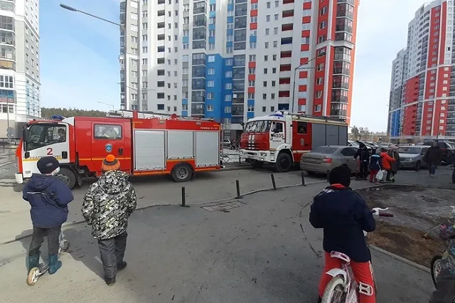 Пожарные вывели из горящей многоэтажки в Академическом 37 человек