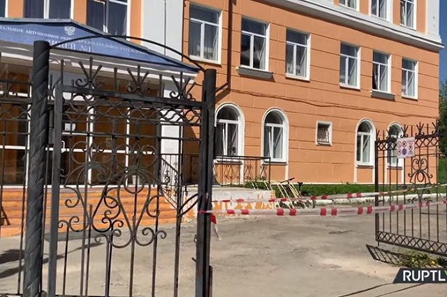 Раненная лицеистом учительница выписана из больницы в Перми