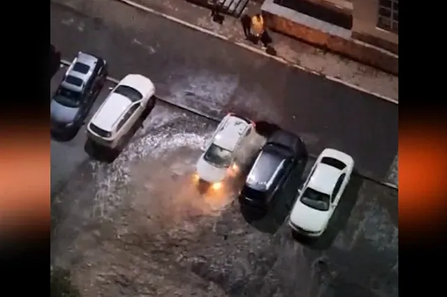 В Екатеринбурге машина провалилась под асфальт