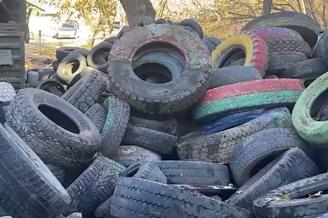 После «переобувания» во дворах начали появляться груды старых шин