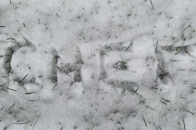 Свердловчане пожаловались на выпавший красный снег