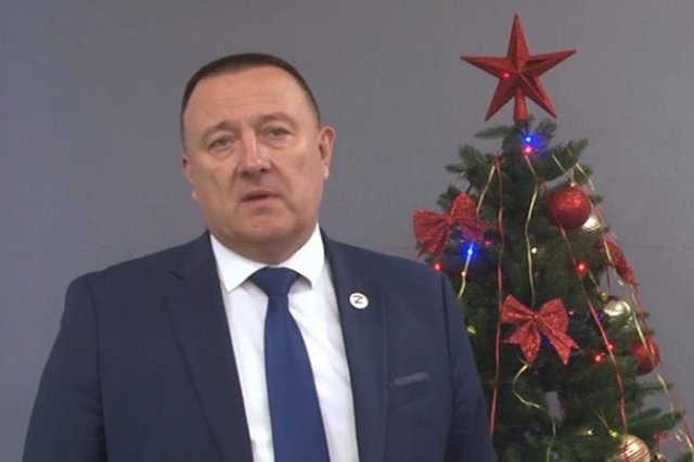 Мэр Карпинска навестил ребенка, которому щепка на горке проткнула ягодицу