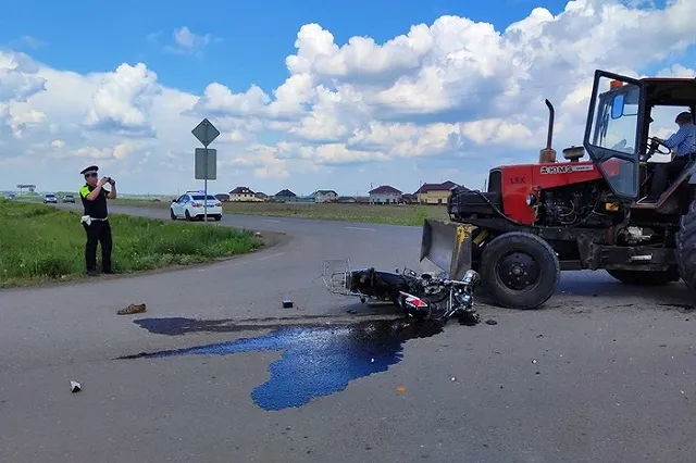 Водитель скутера разбился в Свердловской области при столкновении с сельхозтехникой