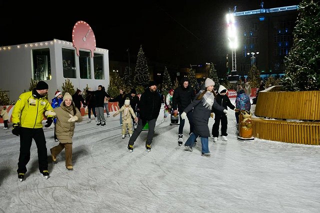 Каток на площади в Екатеринбурге отменил самый ранний сеанс
