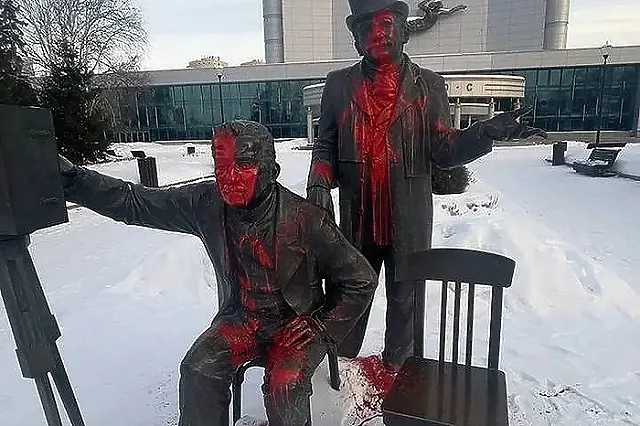 Памятник братьям Люмьер вновь испортили в Екатеринбурге