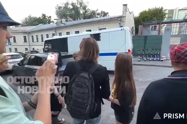 В Москве в прямом эфире задержали стримера, помахавшего проезжавшему автозаку