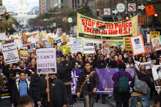 В США на митинги против полиции вышли десятки тысяч человек