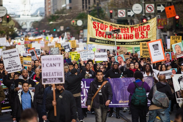 В США на митинги против полиции вышли десятки тысяч человек