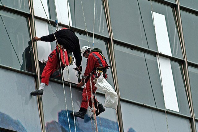В Подмосковье женщина перерезала трос промышленному альпинисту