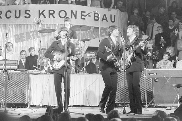 В центре Екатеринбурга установили пятиметровую розовую гитару (ФОТО)