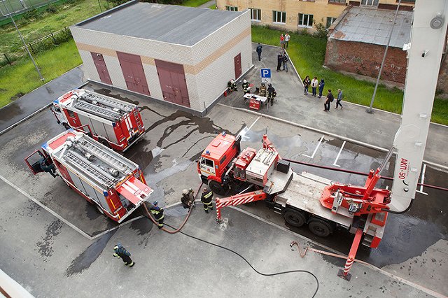 Спасатели провели учения в новом 16-этажном студенческом общежитии УрФУ.