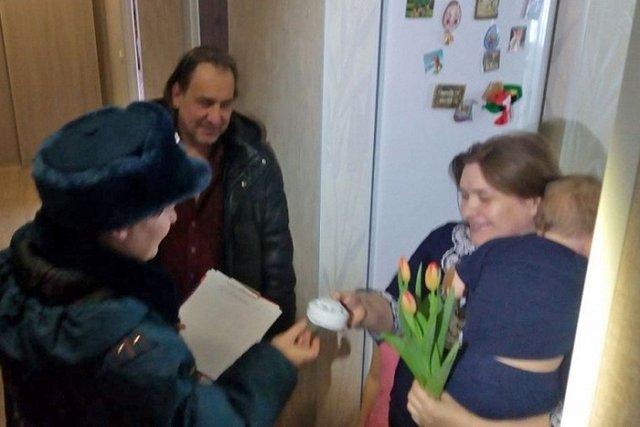 Многодетным мамам от сотрудников МЧС в подарок — противопожарная сигнализация