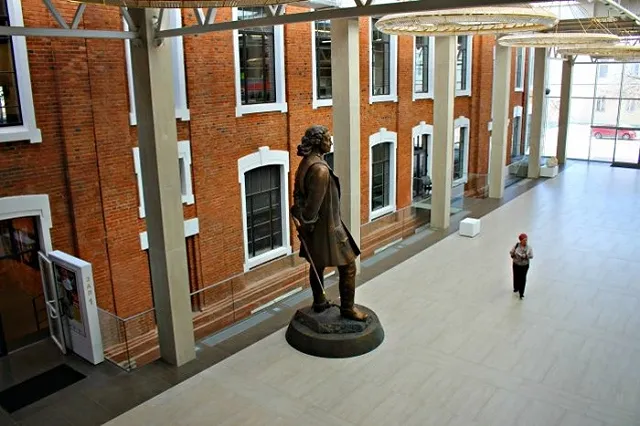 УМВД Екатеринбурга: Картину Сальвадора Дали повредили во время селфи